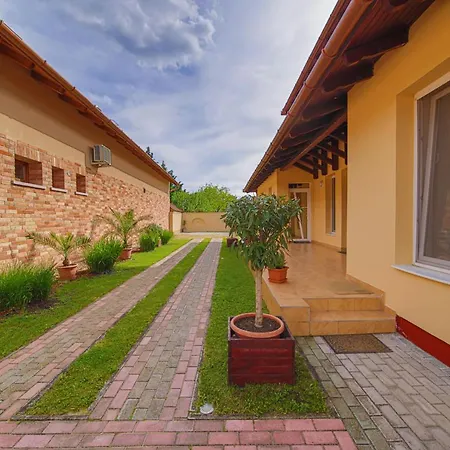 Kalvin Utcai Apartmanok Hajduszoboszlo Exterior photo