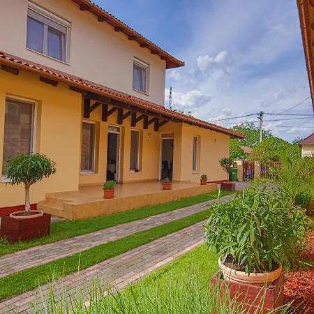 Kalvin Utcai Apartmanok Hajduszoboszlo Exterior photo