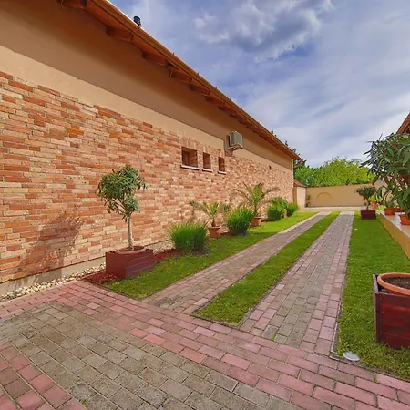 Kalvin Utcai Apartmanok Hajduszoboszlo Exterior photo